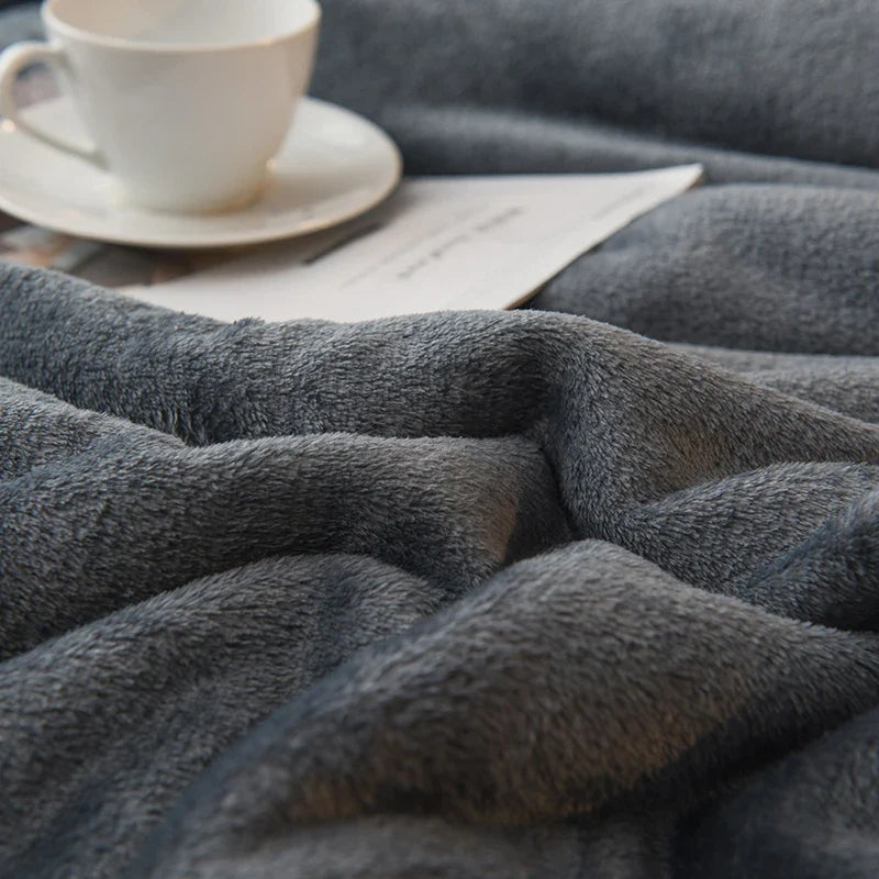 Couverture en plaid chaude et douce gris pelucheux texturé cosy
