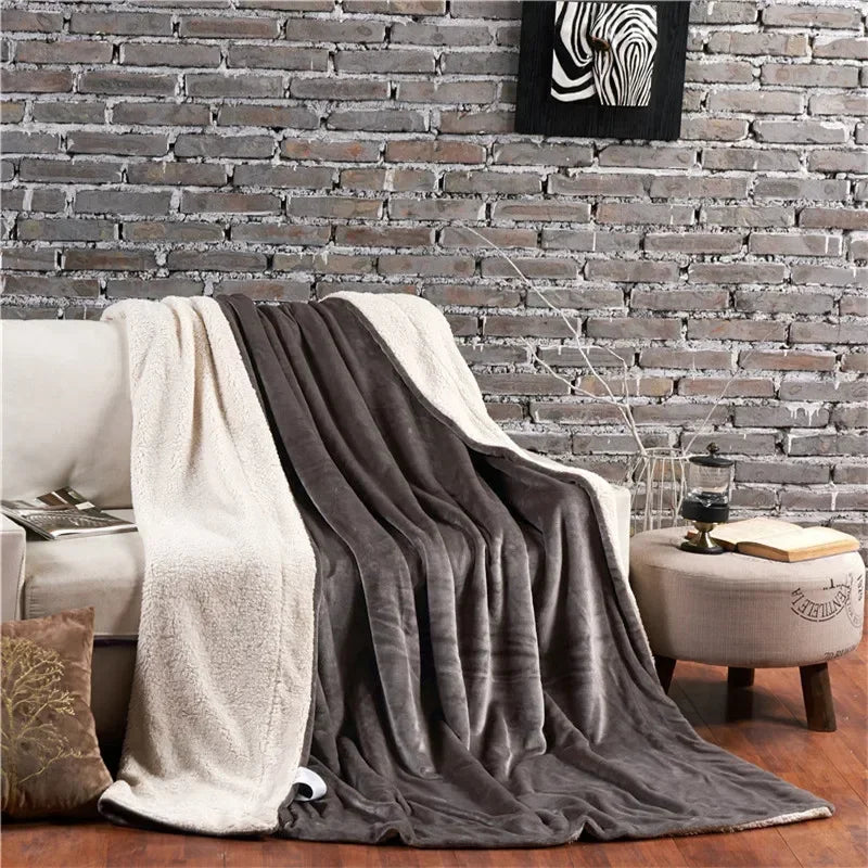 Couverture à carreaux chaude et douce gris et blanc sur canapé