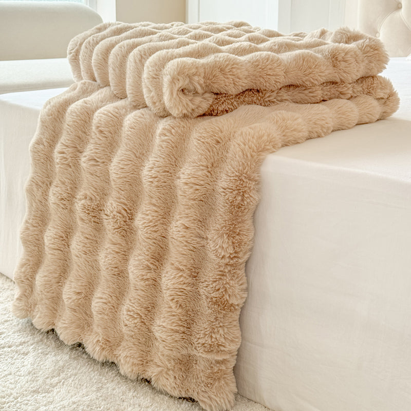 Plaid en fausse fourrure beige plush à texture cannelée douce