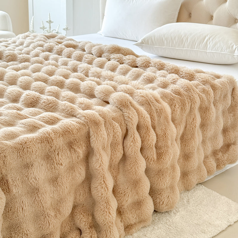 Plaid en fausse fourrure beige à pompons surélevés et texture moelleuse