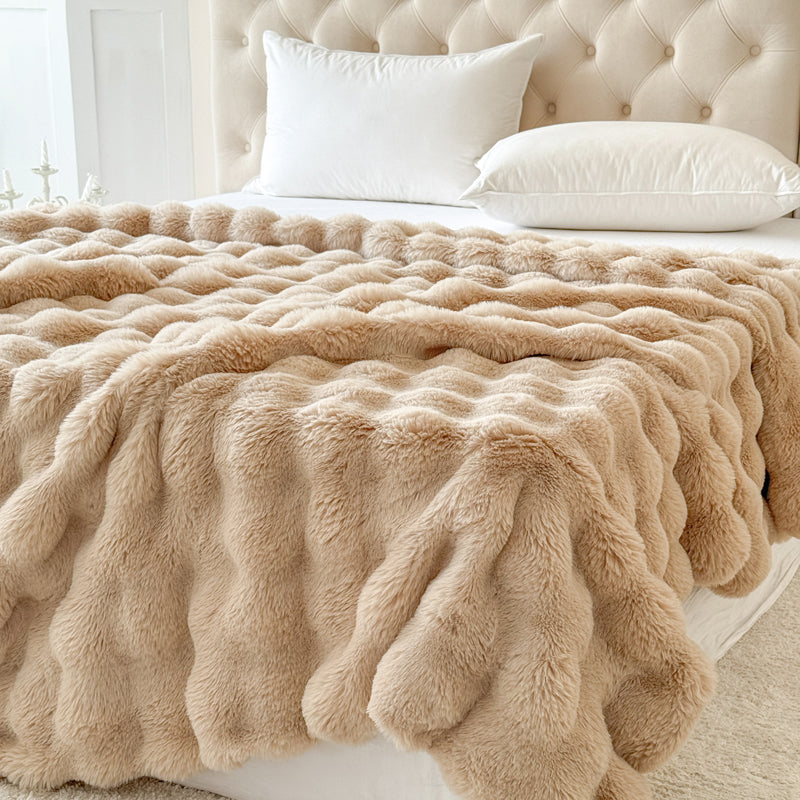 Plaid en fausse fourrure beige à texture ondulée moelleuse