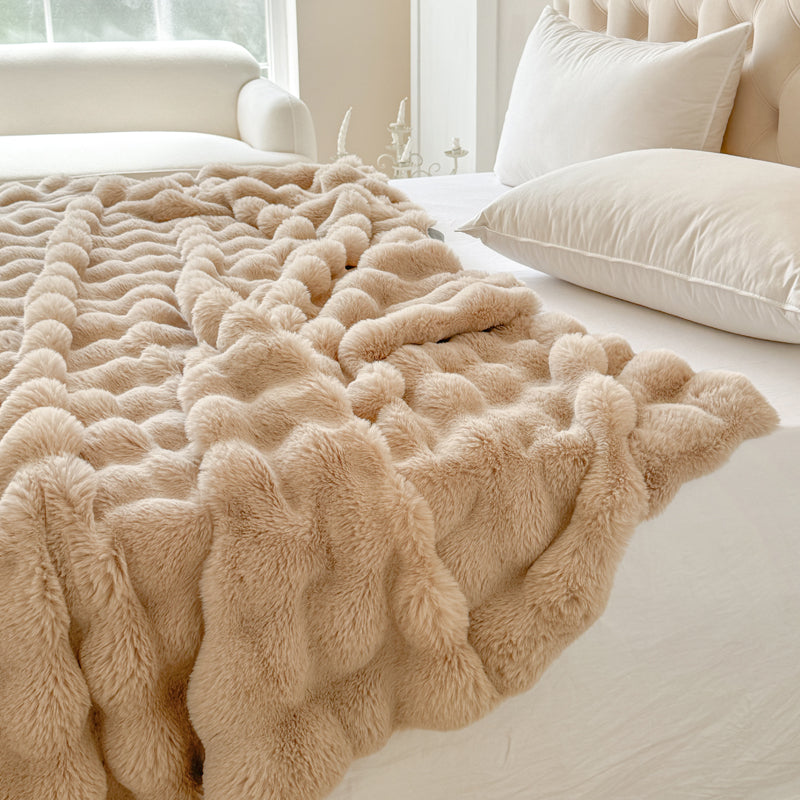 Plaid en fausse fourrure beige au toucher moelleux avec pompons surélevés