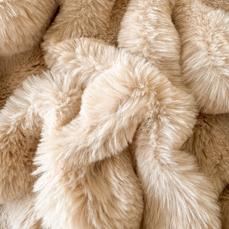 Plaid en fausse fourrure beige moelleux et douillet