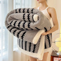 Couverture polaire grand confort Plaid en gris noir à motif, doublure blanche douce