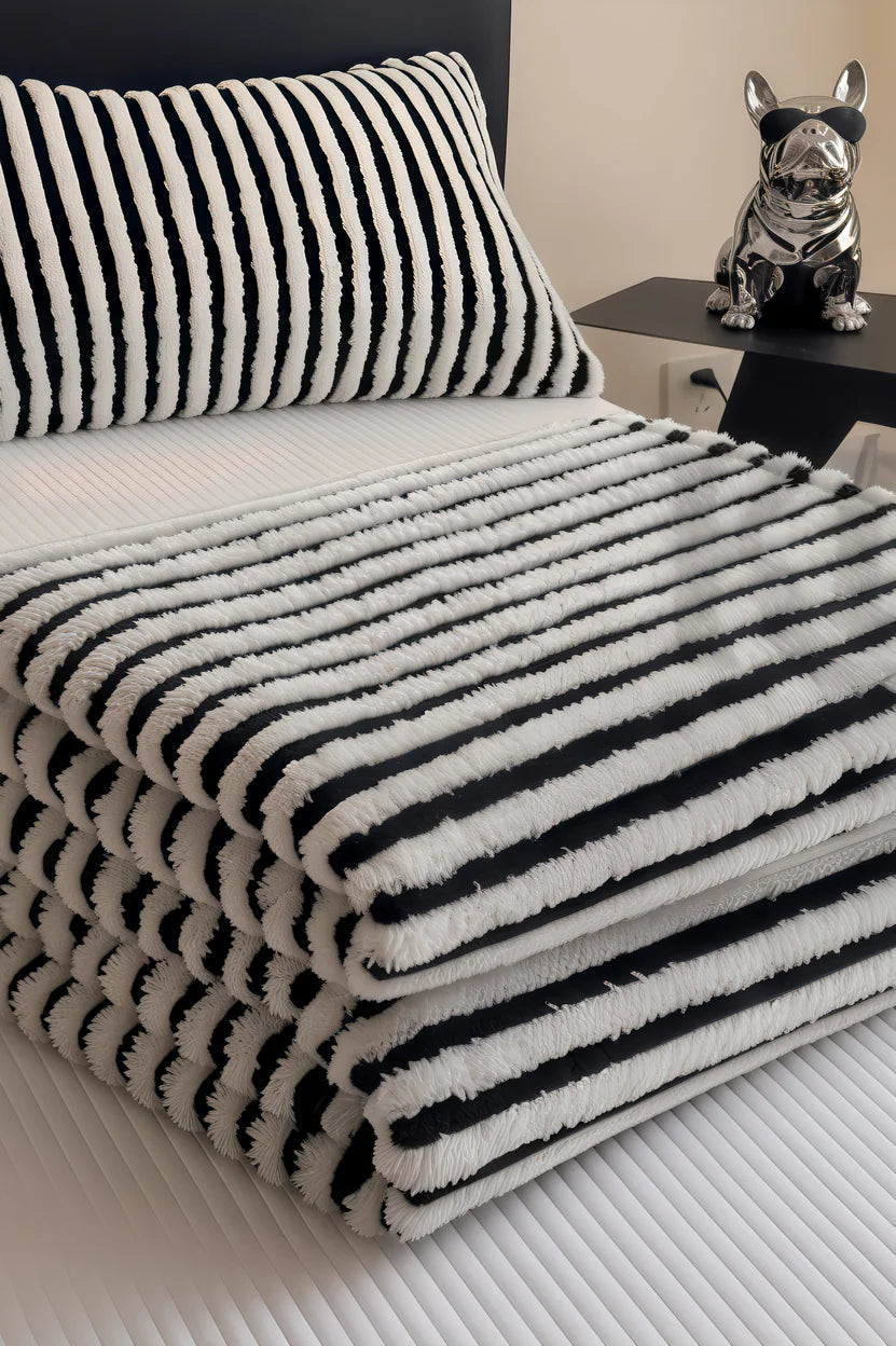 Couverture en tissu polaire style marinière rayures noir et blanc texturé