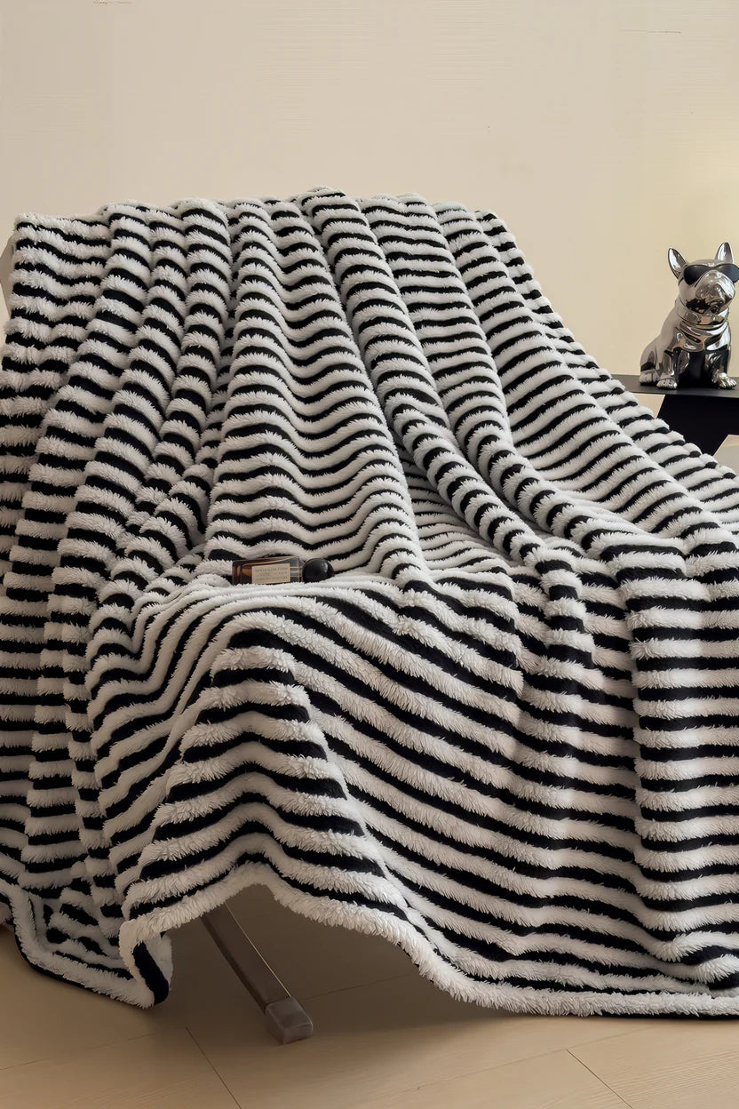 Couverture en polaire style marinière rayures noir et blanc texturée douce