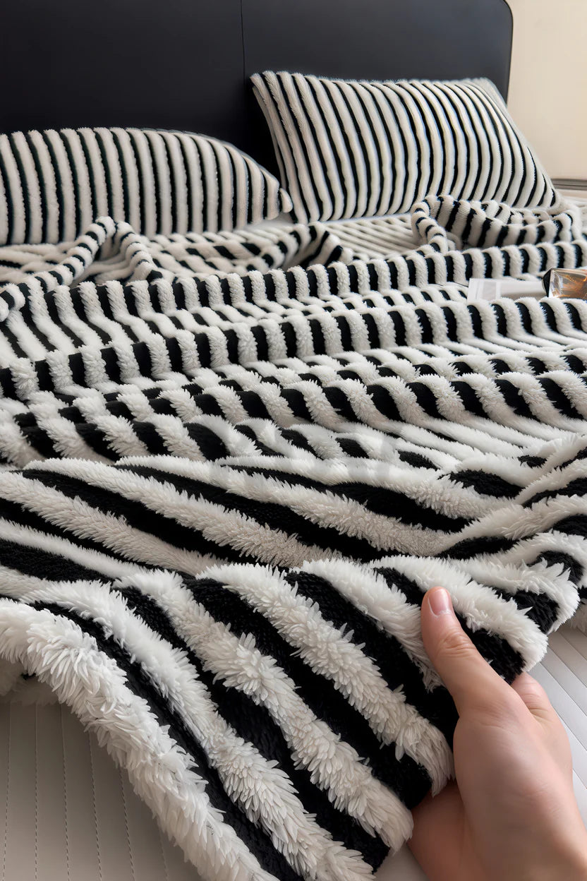 Couverture en polaire style marinière rayée noir et blanc moelleuse
