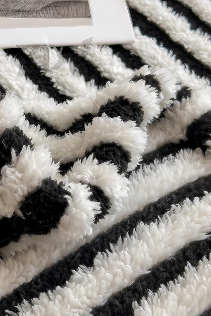 Couverture en polaire style marinière à motif zigzag noir et blanc moelleux