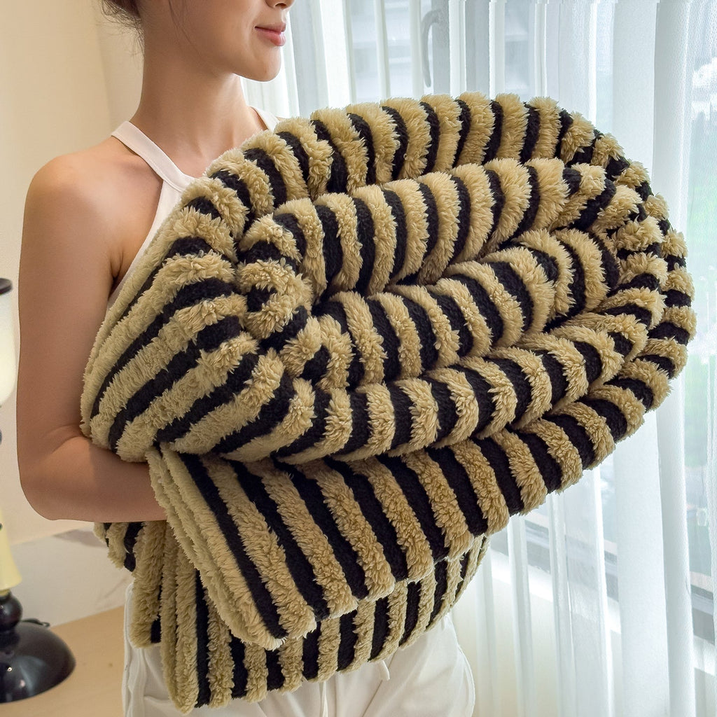 Plaid polaire style marinière beige et noir sur épaules