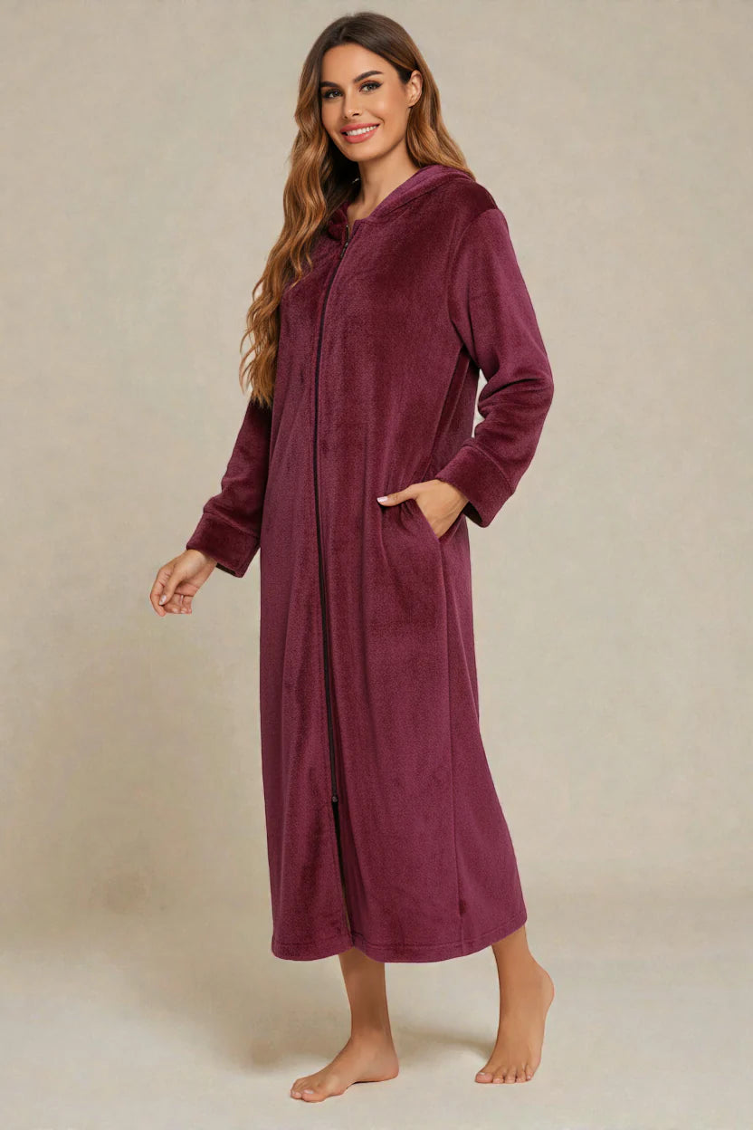 Robe de chambre en velours bordeaux profond à capuche et zip frontal