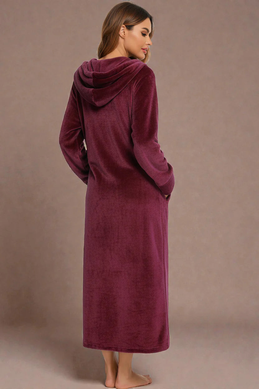 Robe de chambre en velours bordeaux profond à capuche, manches longues et zip