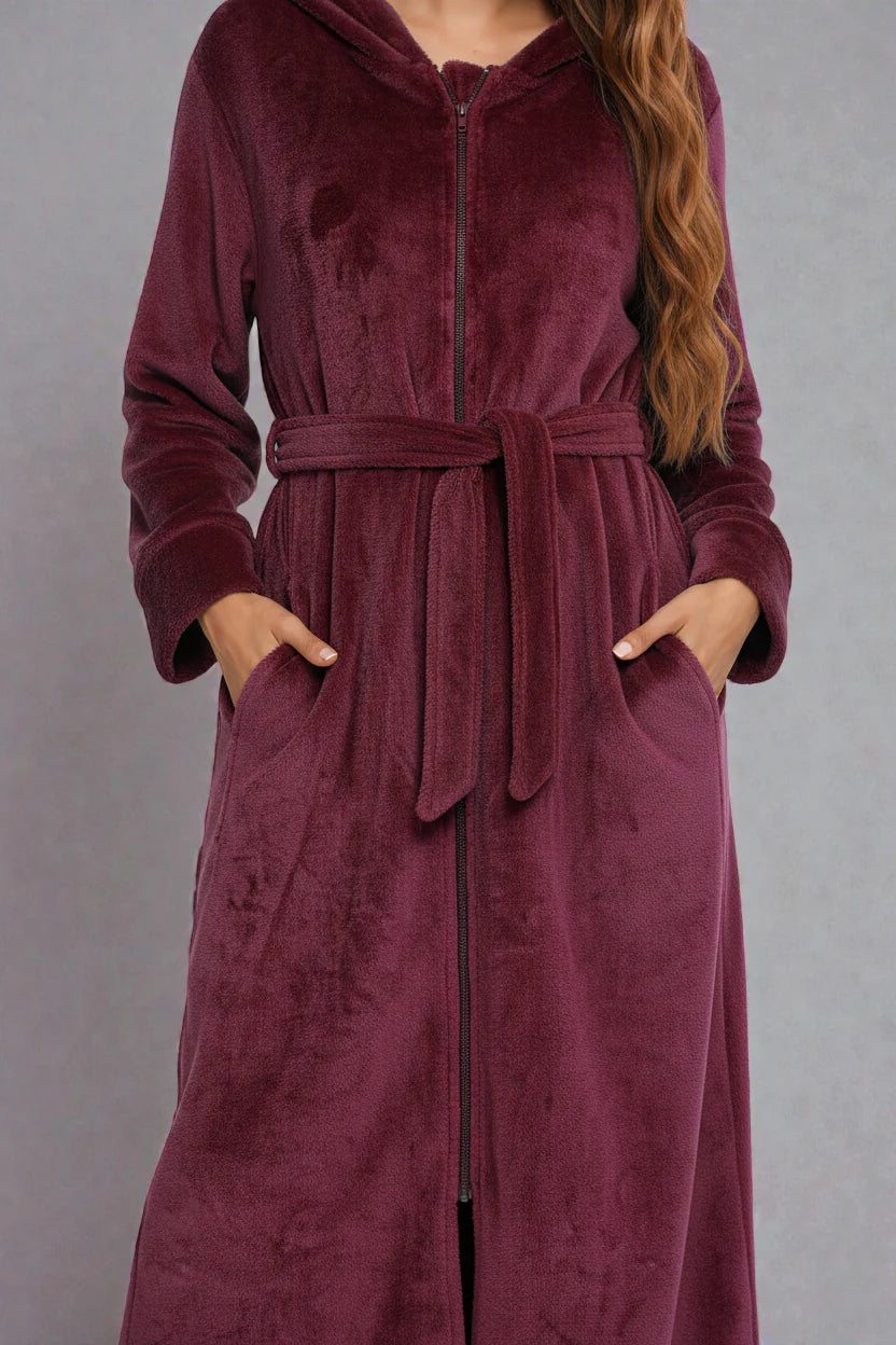 Robe de chambre en velours bordeaux à capuche, zip et ceinture