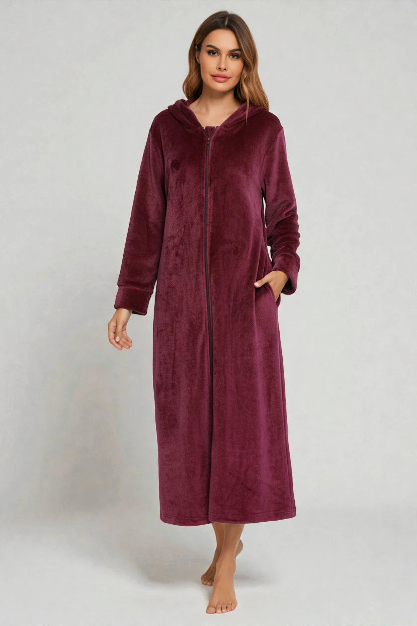 Robe de chambre en velours bordeaux à capuche et zip frontal