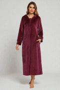 Robe de chambre en velours bordeaux à capuche et zip frontal