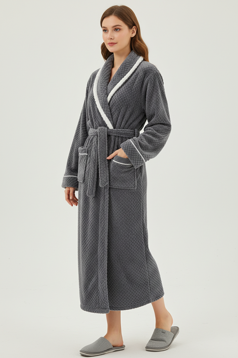 Robe de chambre chic femme grise en plush avec bordure blanche et ceinture assortie