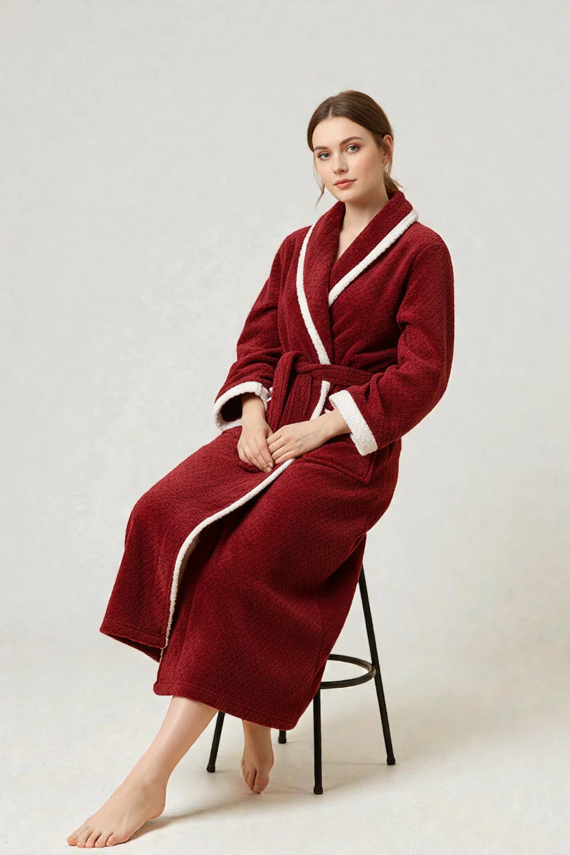 Robe de chambre chic femme en rouge profond avec bordure polaire blanche