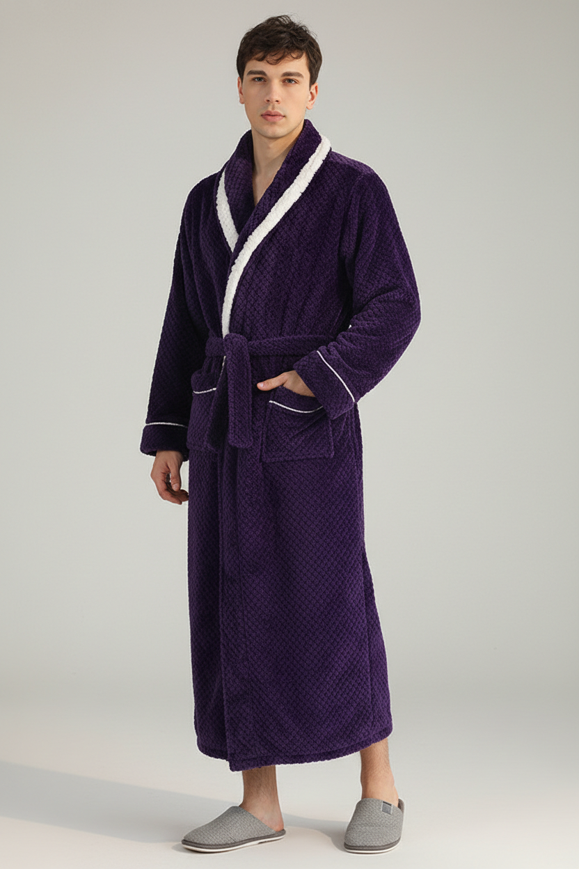 Robe de chambre chic homme en tissu violet plush avec bordure blanche et ceinture assortie