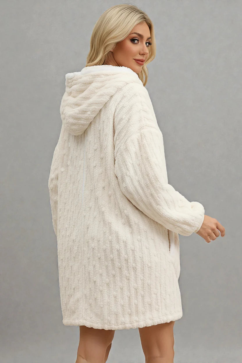 Robe de chambre courte zippée femme en maille câblée crème capuche duveteuse