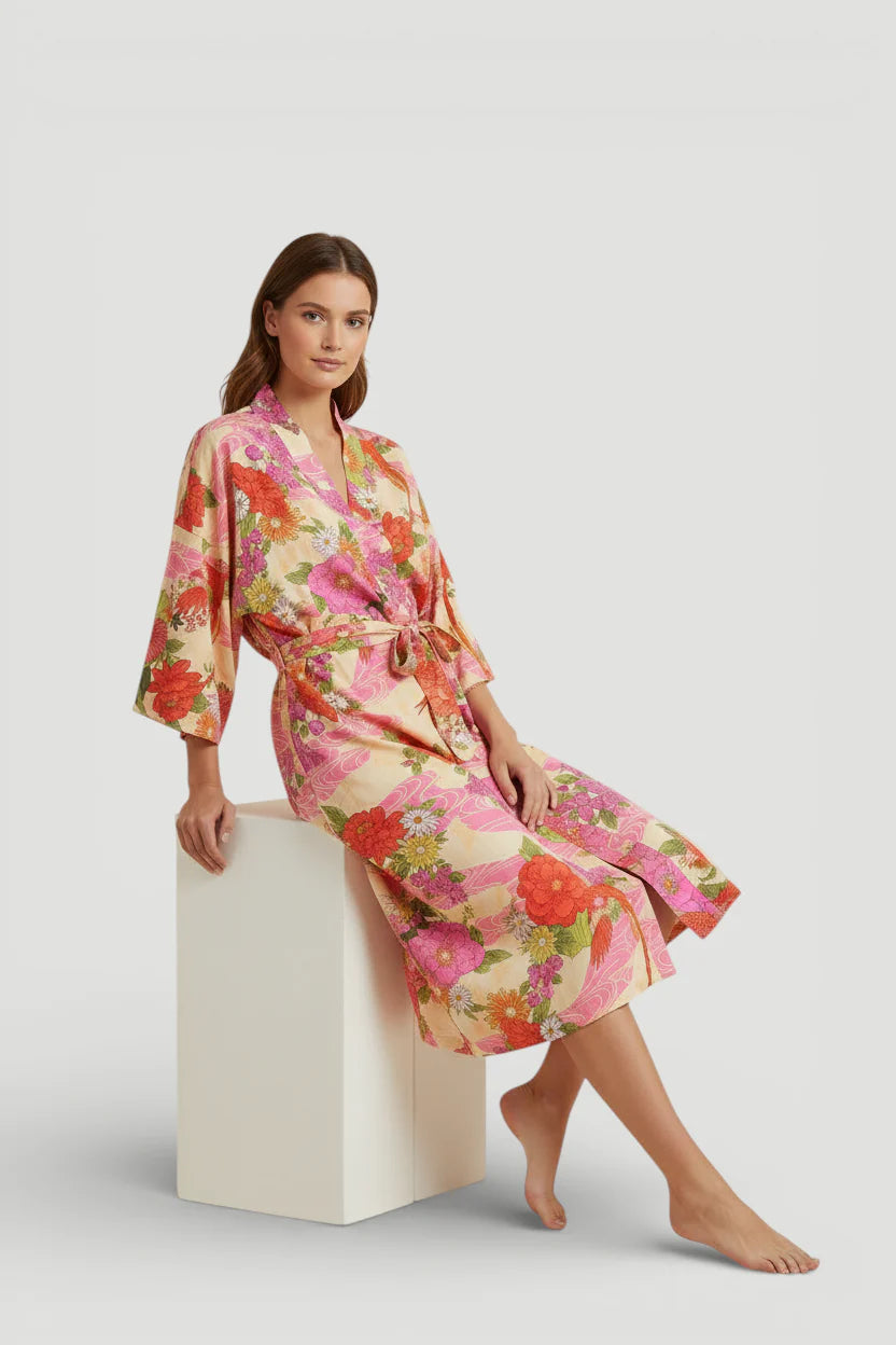 Robe de chambre douce kimono à manches 3/4 fluides, motif floral rose-orange crème