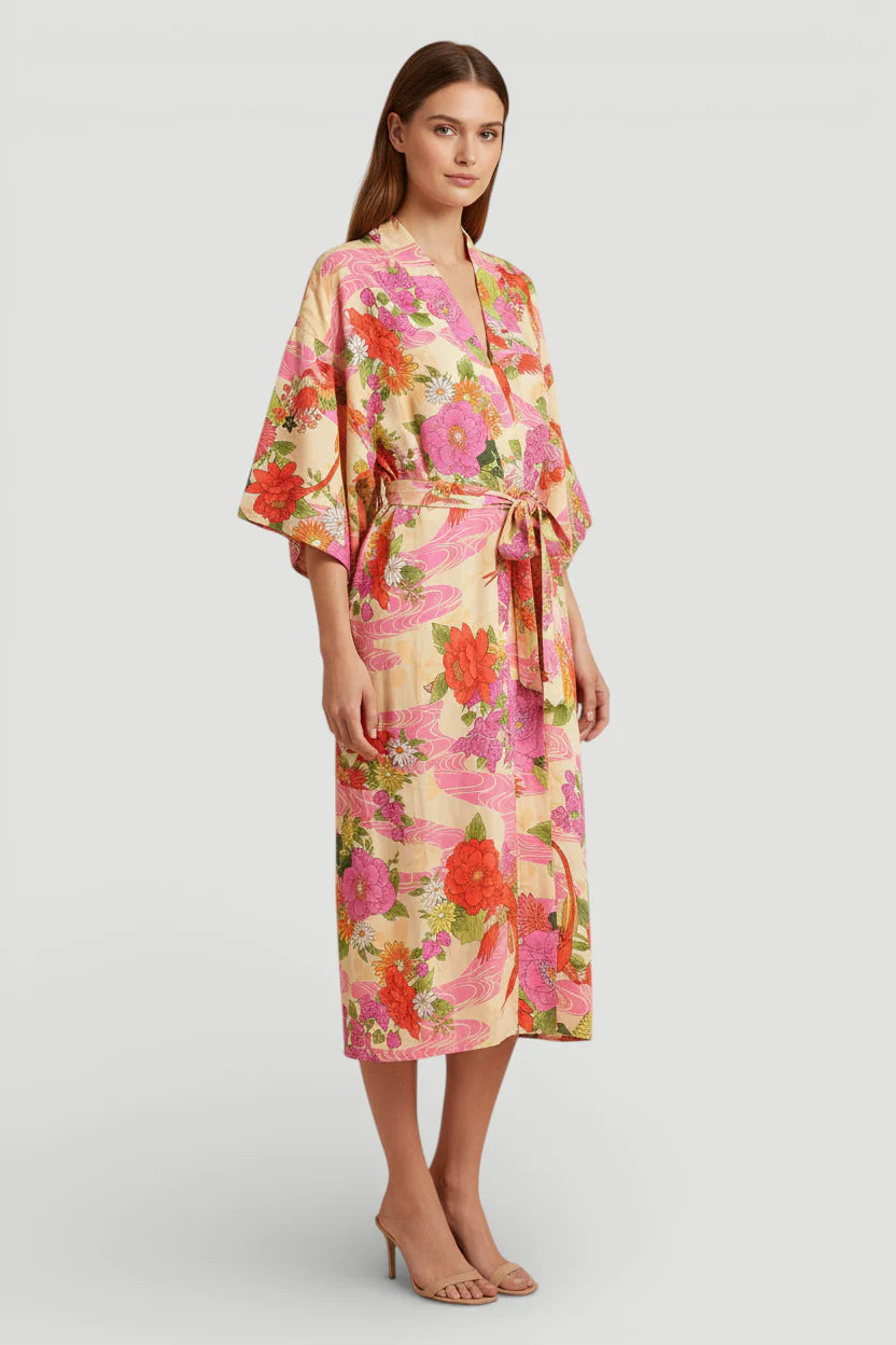 Femme en robe de chambre douce style kimono à motifs floraux roses et rouges