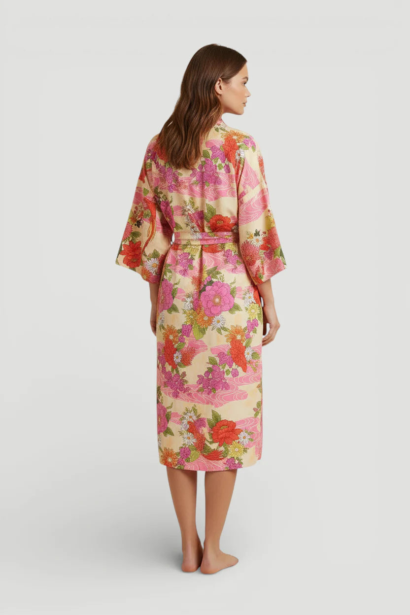 Femme en robe de chambre douce style kimono à motifs floraux roses, rouges et oranges