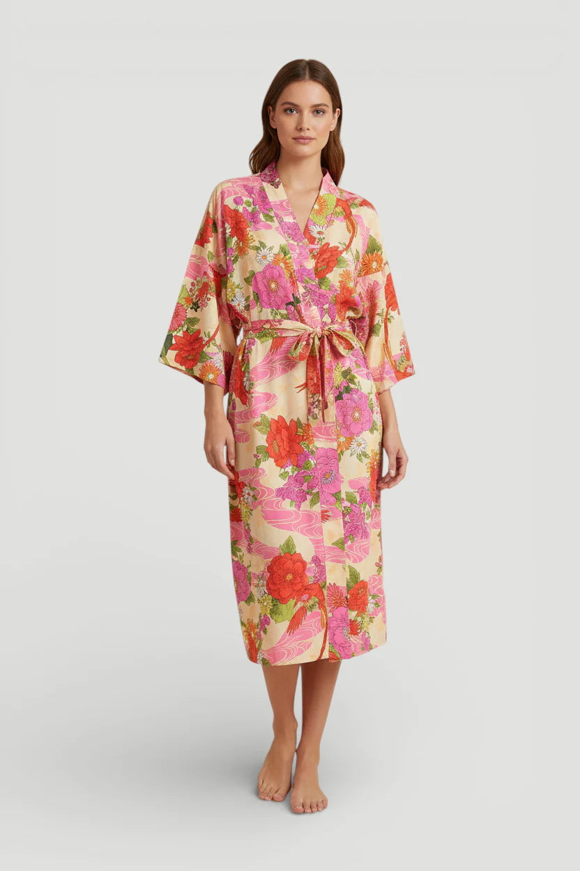 Femme en robe de chambre douce kimono beige soie fleuris rose rouge