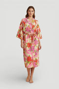 Femme en robe de chambre douce kimono beige soie fleuris rose rouge