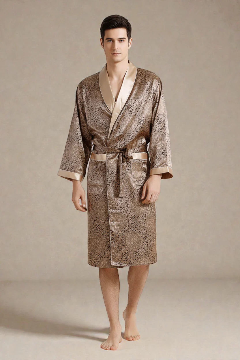 Homme en robe de chambre satin Oxford or motif paisley luxe
