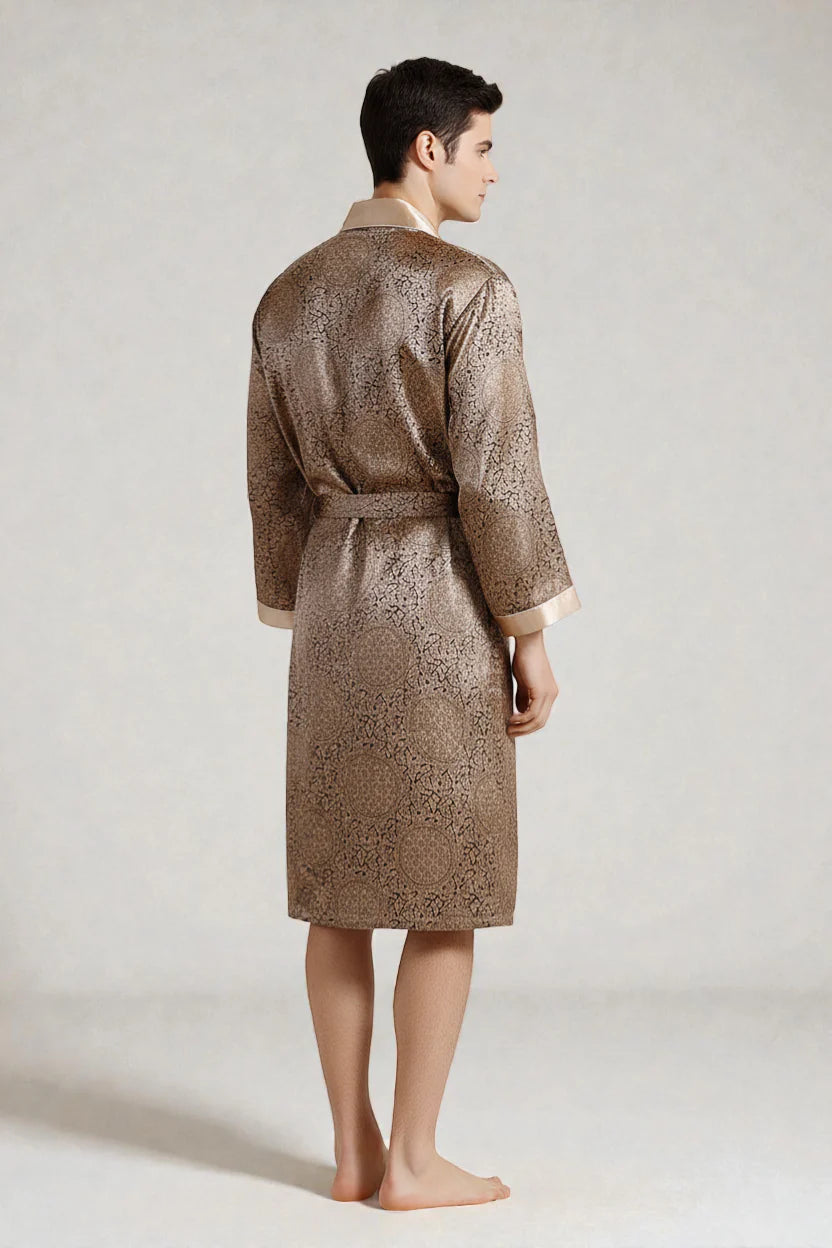 Homme en robe de chambre en satin Oxford, or luxueux motif paisley