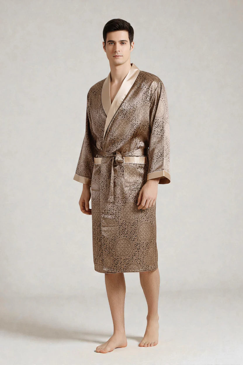Homme en robe de chambre satin Oxford or motif paisley luxueux