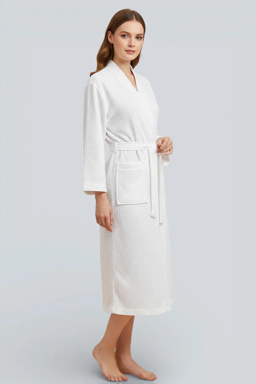 Robe de chambre été femme blanche texturée, encolure V, manches 3/4, ceinture assortie