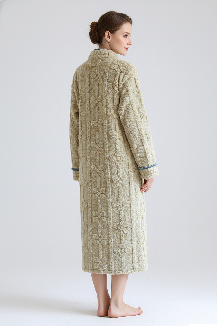 Dos beige en velours avec broderies florales géométriques au dos, col haut et poignets côtelés