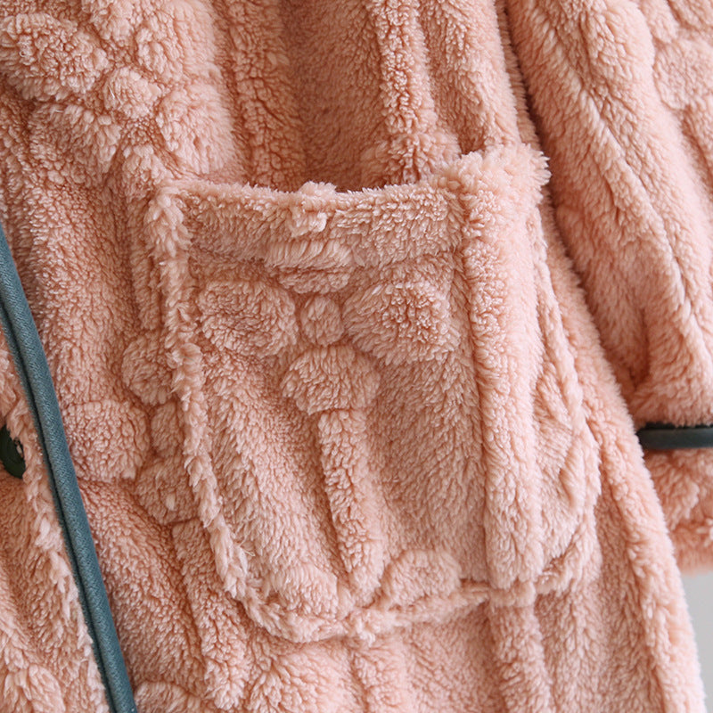 Robe de chambre femme boutonnée devant longue en fleece rose poudré doux à poche brodée