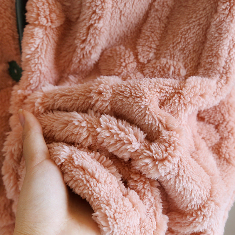 Tissu polaire rose doux tenu dans la main, robe de chambre femme boutonnée longue