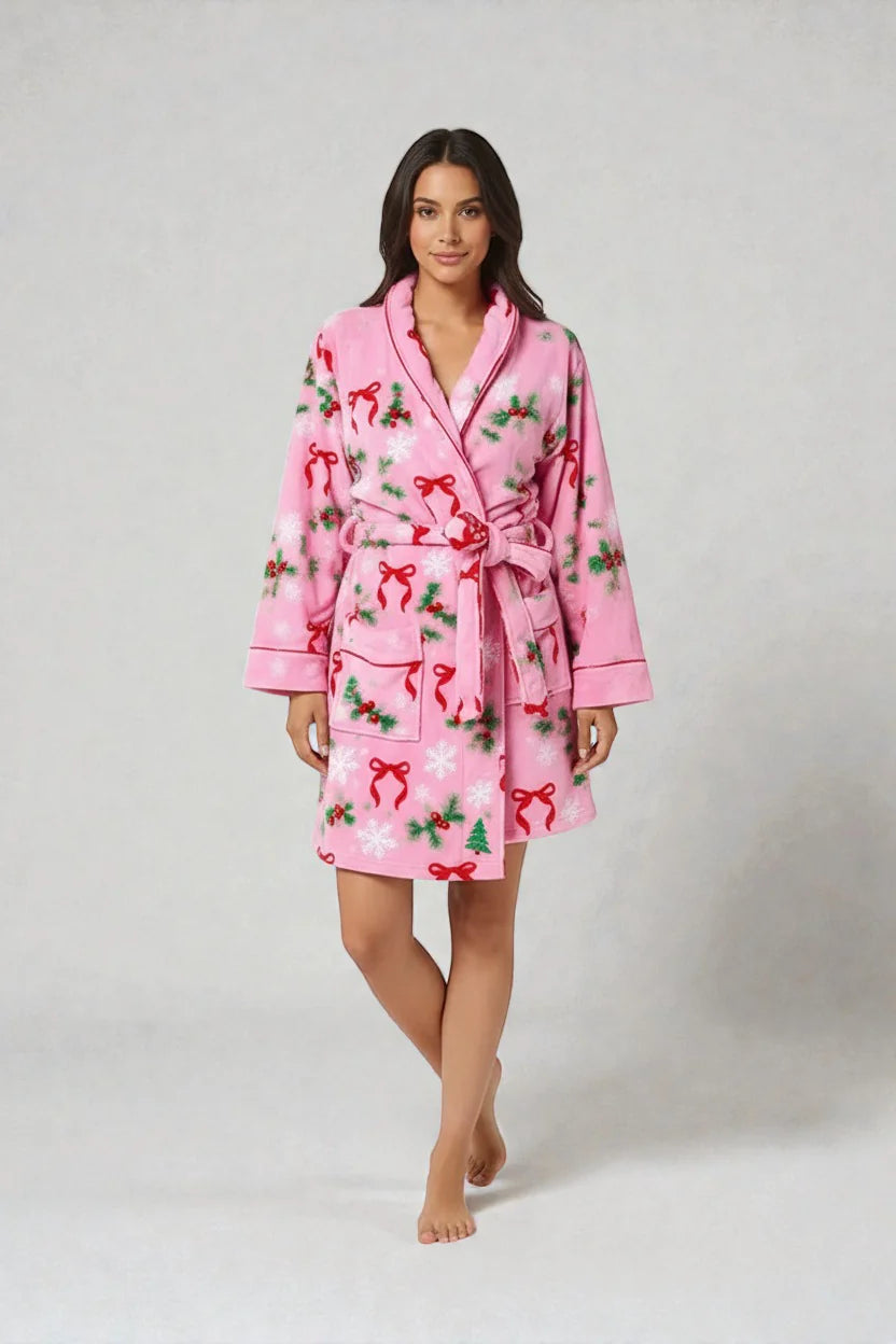 Robe de chambre femme courte en plush rose avec nœuds rouges et houx verts