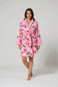 Robe de chambre femme courte en plush rose avec nœuds rouges et houx verts