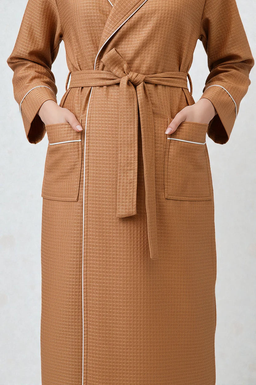 Robe de chambre femme gauffrée beige à tissage waffle et passepoil blanc