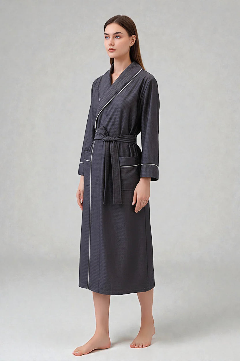 Robe de chambre femme gauffrée gris foncé texturée avec passepoil blanc