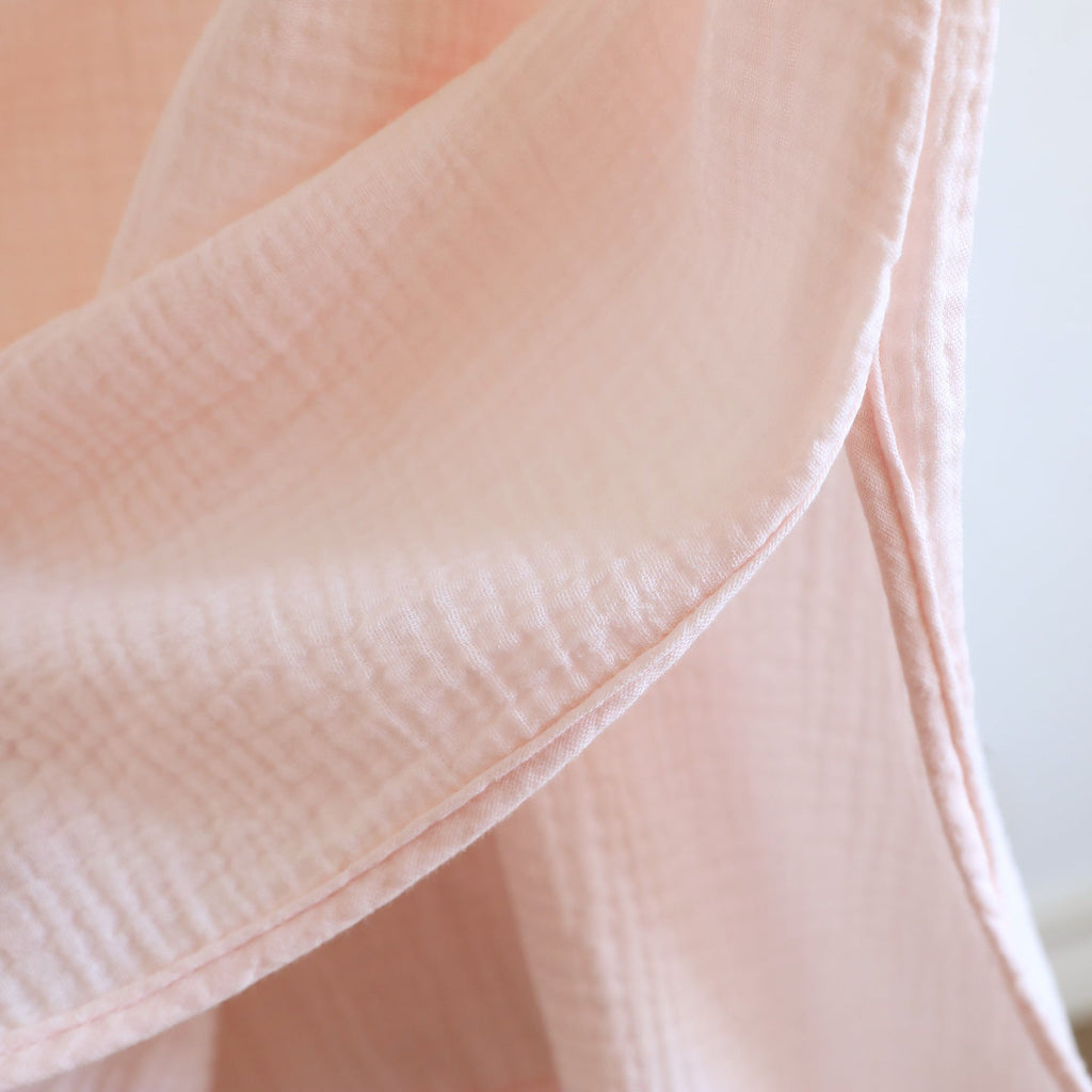 Tissu mousseline pêche clair texturé pour robe de chambre légère en coton