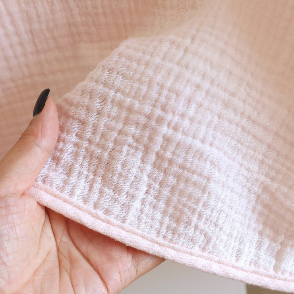 Tissu en coton muslin rose pâle texturé pour robe de chambre femme légère