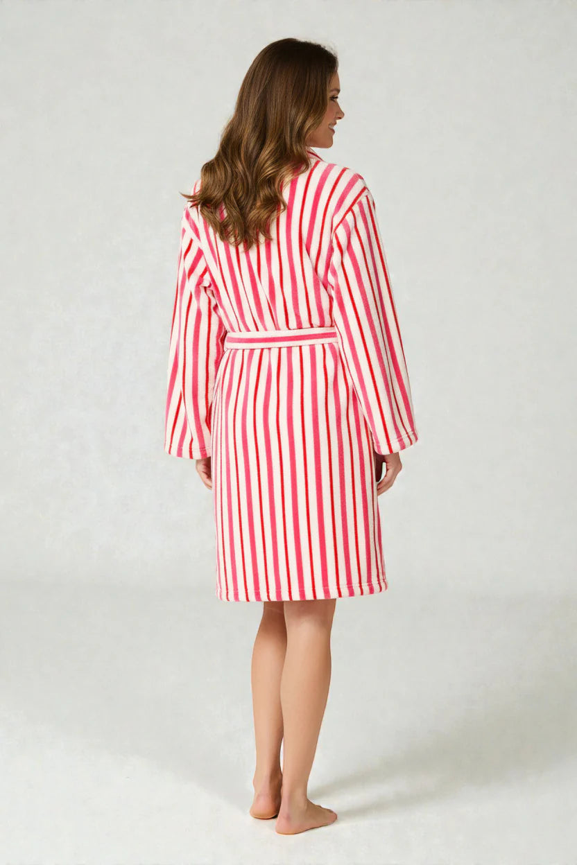 Femme en robe de chambre rayée rose et blanc à manches longues