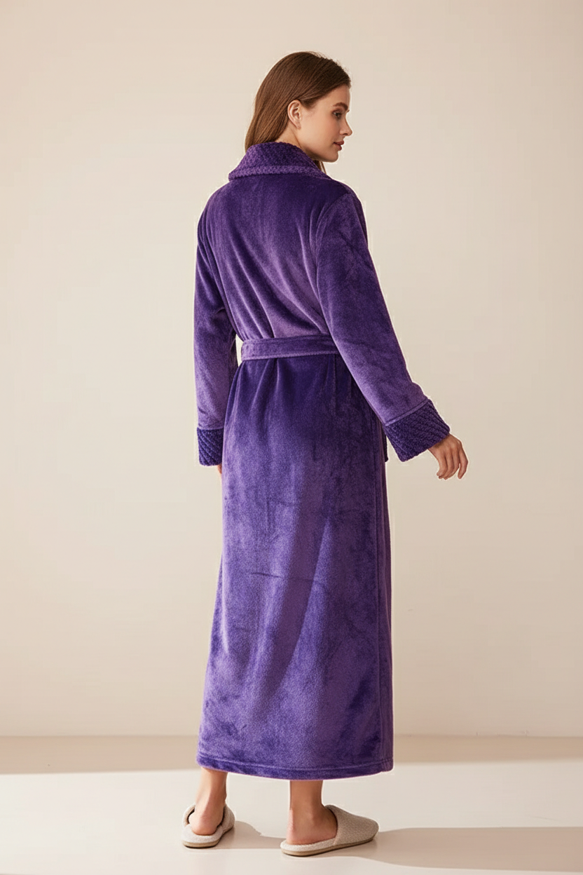 Robe de chambre femme en velours violet profond avec ceinture et poignets côtelés