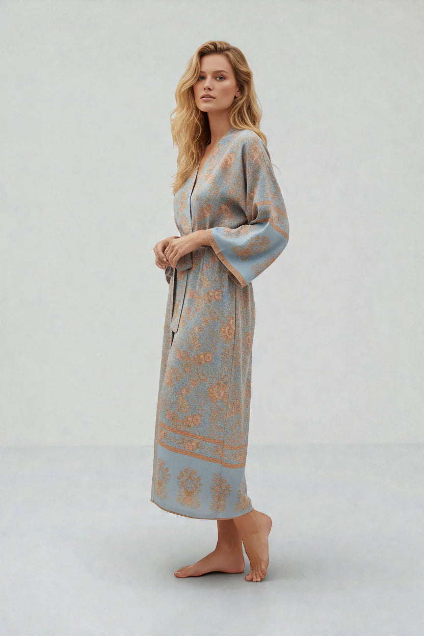 Robe de chambre kimono dété bleu clair à motif floral doré, ceinture assortie