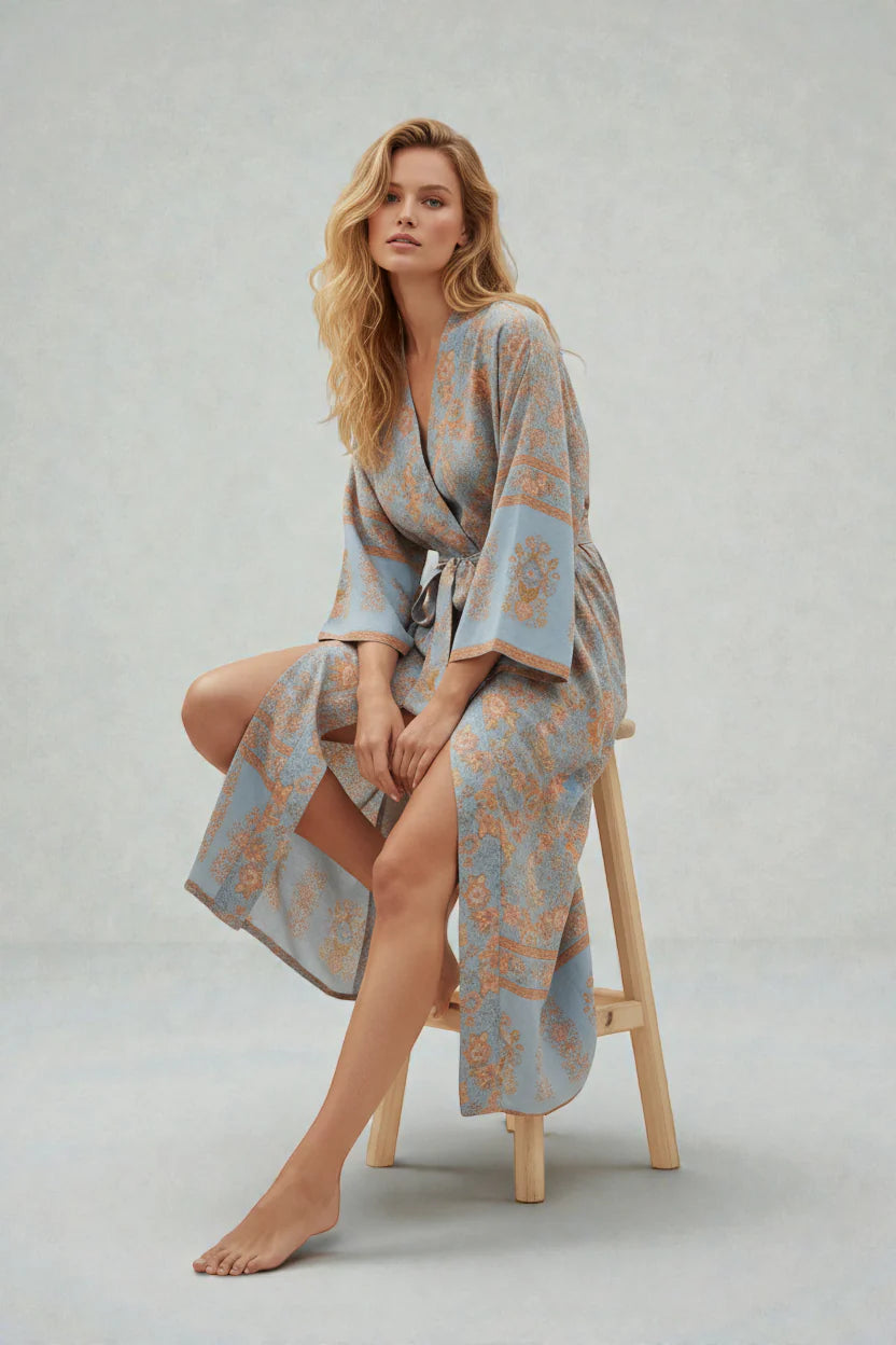Robe de chambre kimono dété bleu clair à motifs floraux pêche et or