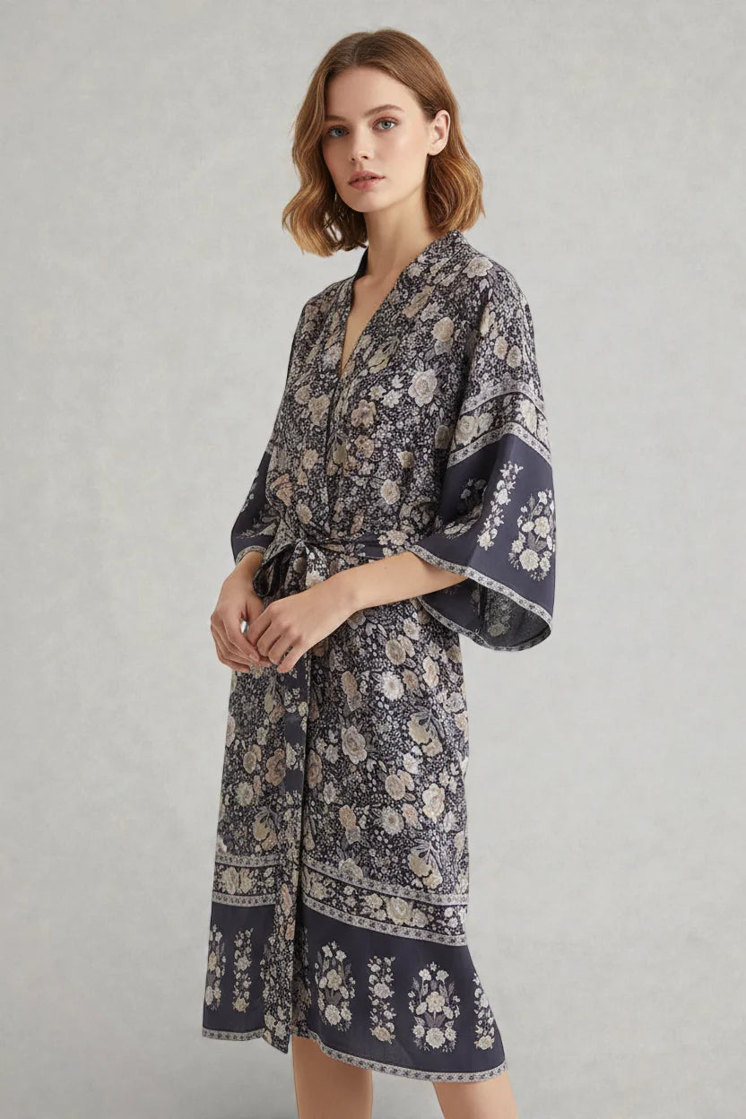 Robe de chambre kimono d’été gris foncé à motifs floraux fluides