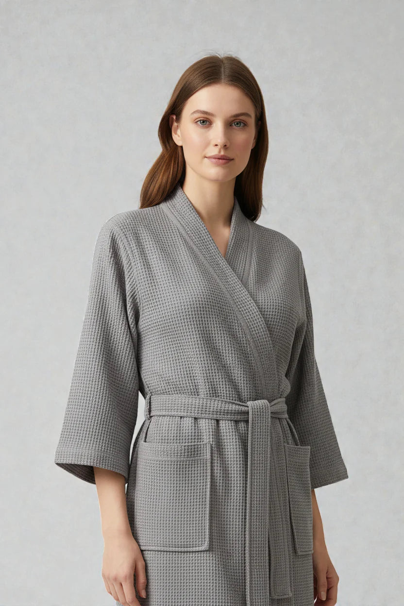 Robe de chambre kimono en coton grise texturée waffle, ceinture et poches