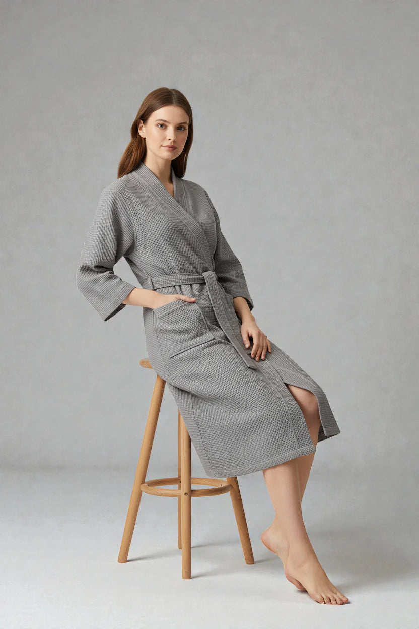 Robe de chambre kimono en coton grise texturée, ceinture et poches