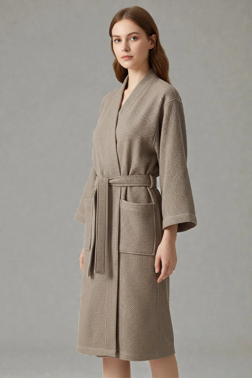 Robe de chambre kimono en coton beige à tissage gaufré, ceinture et poches