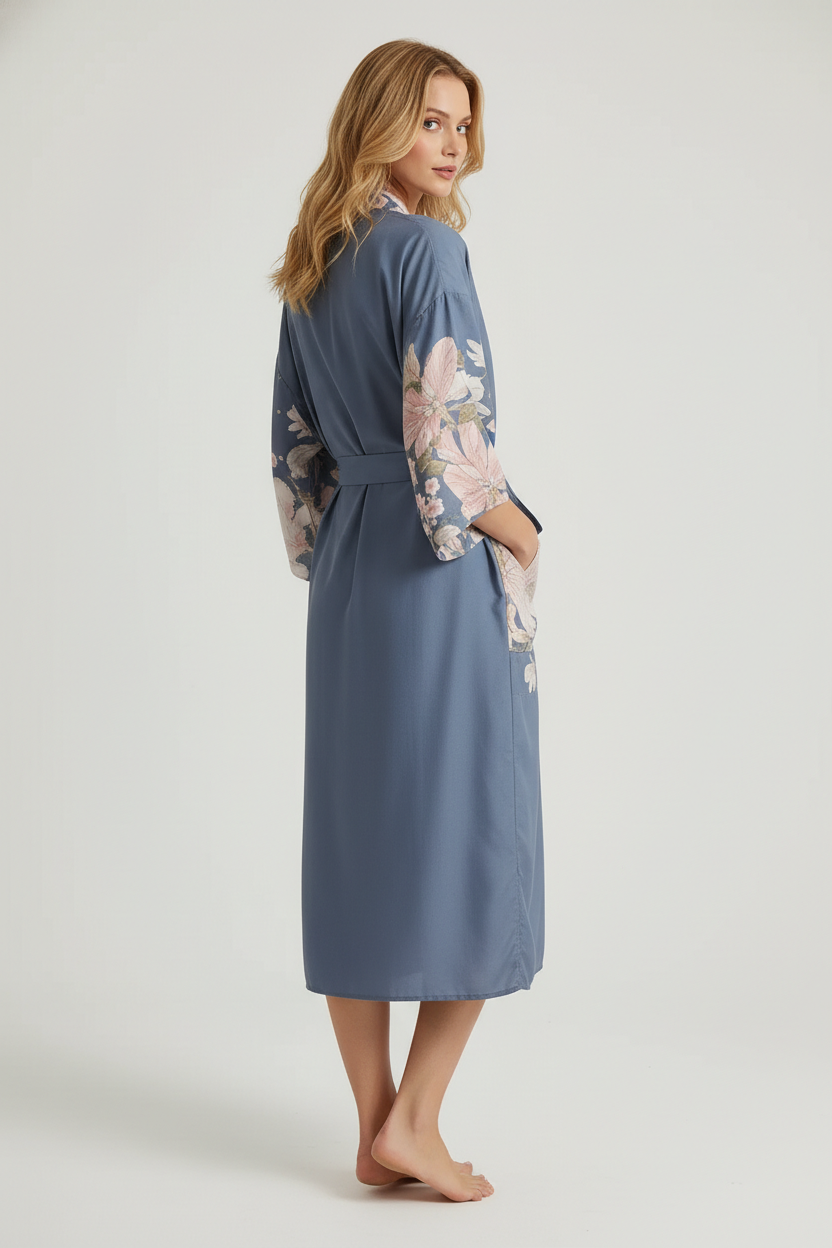 Robe de chambre kimono fleuri en satin bleu avec broderie florale rose et blanche