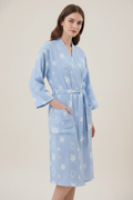 Robe de chambre légère bleu clair à motif feuille derable blanche et ceinture assortie